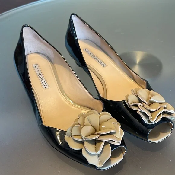 VIA SPIGA | Black Patent Leather Peep Toe with Camellia Flower - sz 7 - Picture 2 of 9